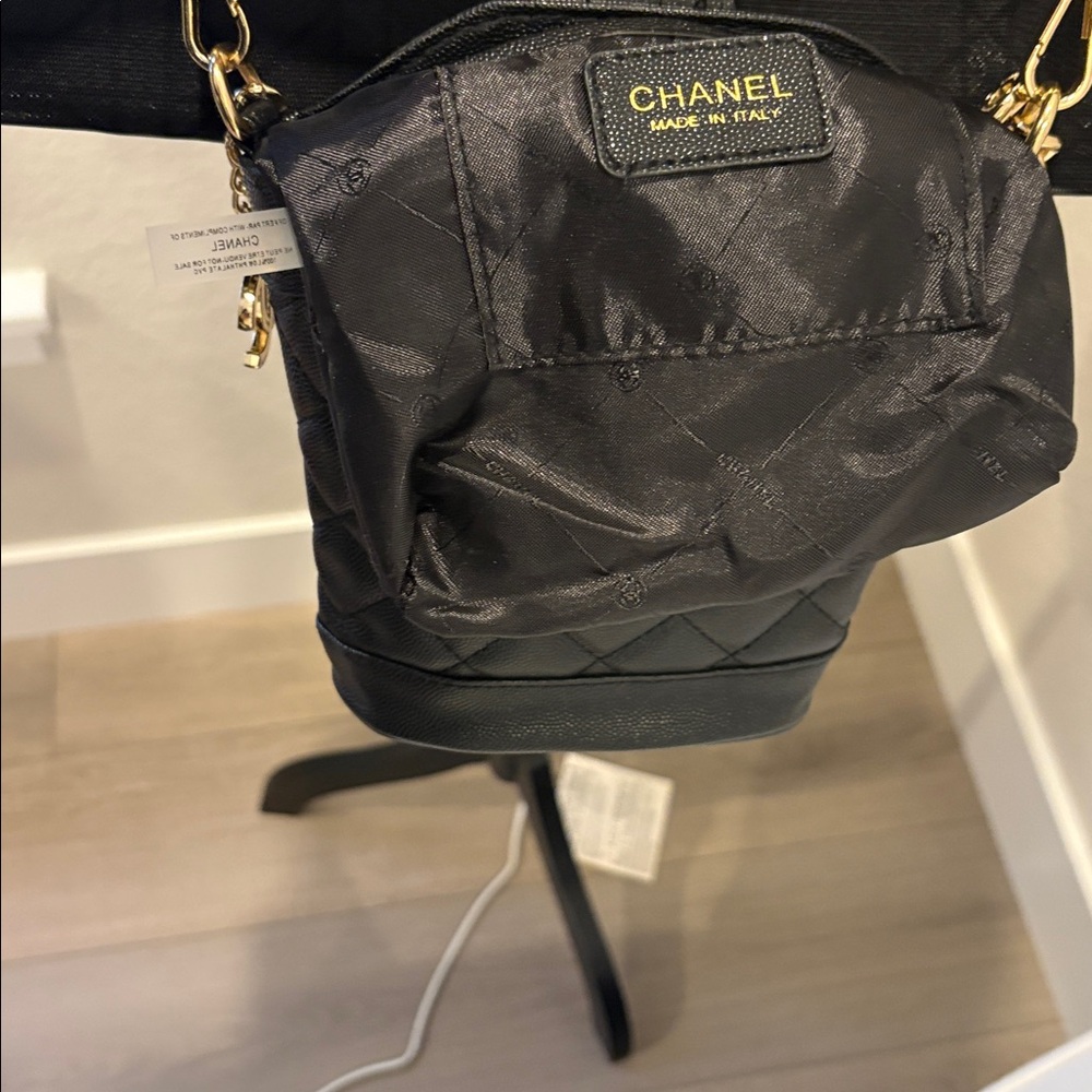 New 💘 CHANEL Beauty Cosmetic Black & Gold Shoulder Bag Vegan Leather Crossbody - Picture 17 of 17